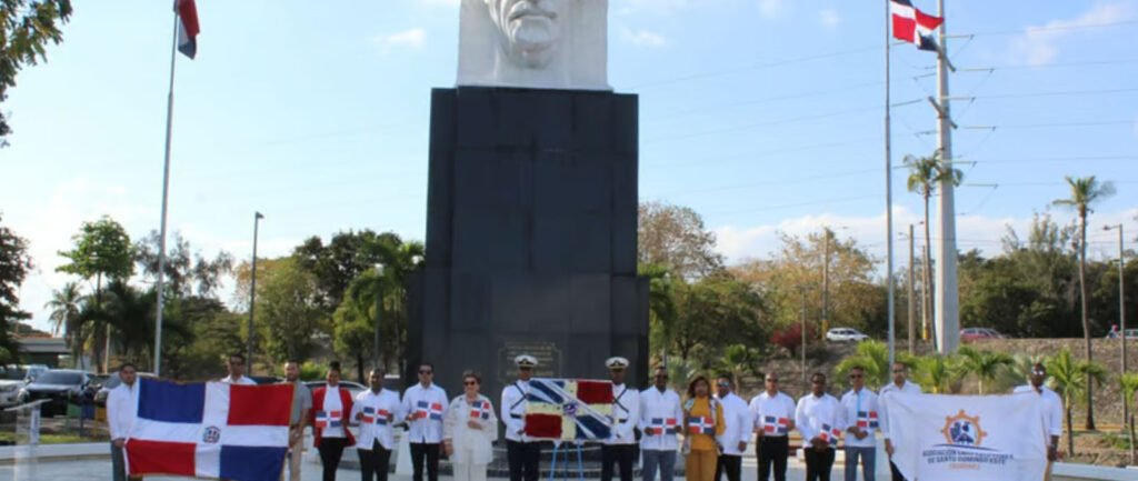 constructores de sde depositan ofrenda floral por 180 aniversario de la independencia acosde